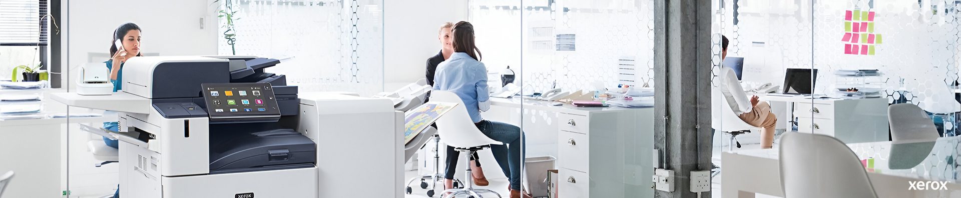 Un ufficio spazioso con una stampante Xerox® e un computer su una scrivania, che mostra un ambiente di lavoro professionale. Un ufficio spazioso con una stampante Xerox® e un computer su una scrivania, che mostra un ambiente di lavoro professionale.