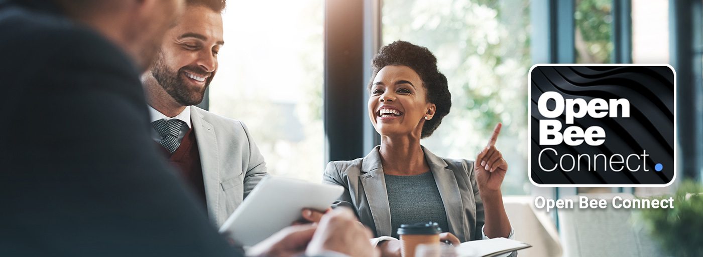 Applicazione Open Bee Connect Uomini e donne sorridenti in una riunione