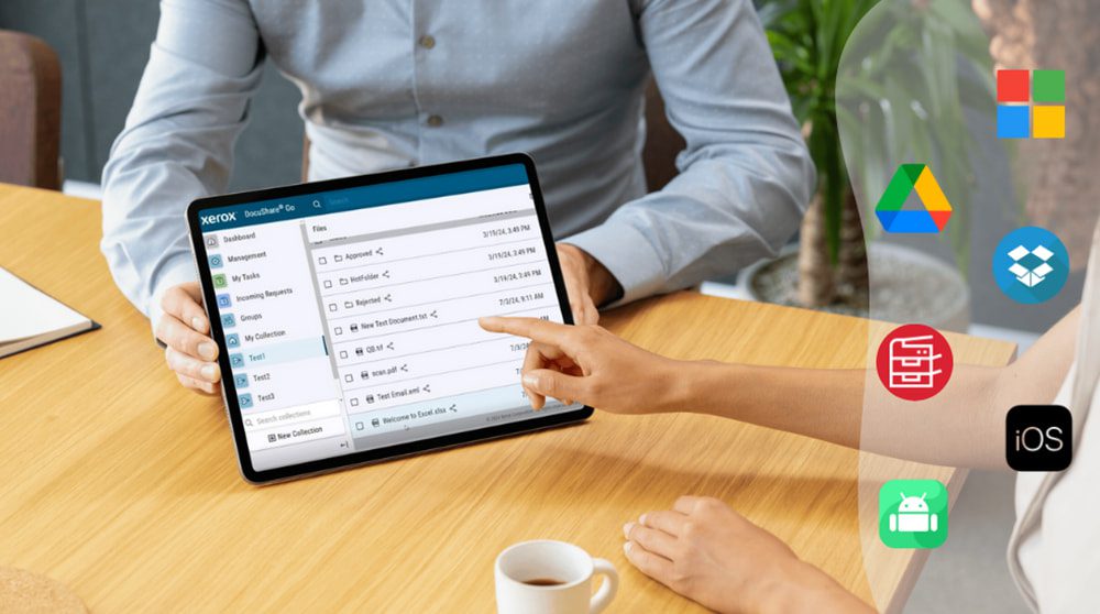 Una mano che tiene uno smartphone interagisce con il touchscreen di una stampante multifunzione Xerox, visualizzando varie icone, tra cui i loghi di dispositivi mobili e di archiviazione cloud, che simboleggiano l'ampia compatibilità e la perfetta integrazione con Xerox DocuShare Go.