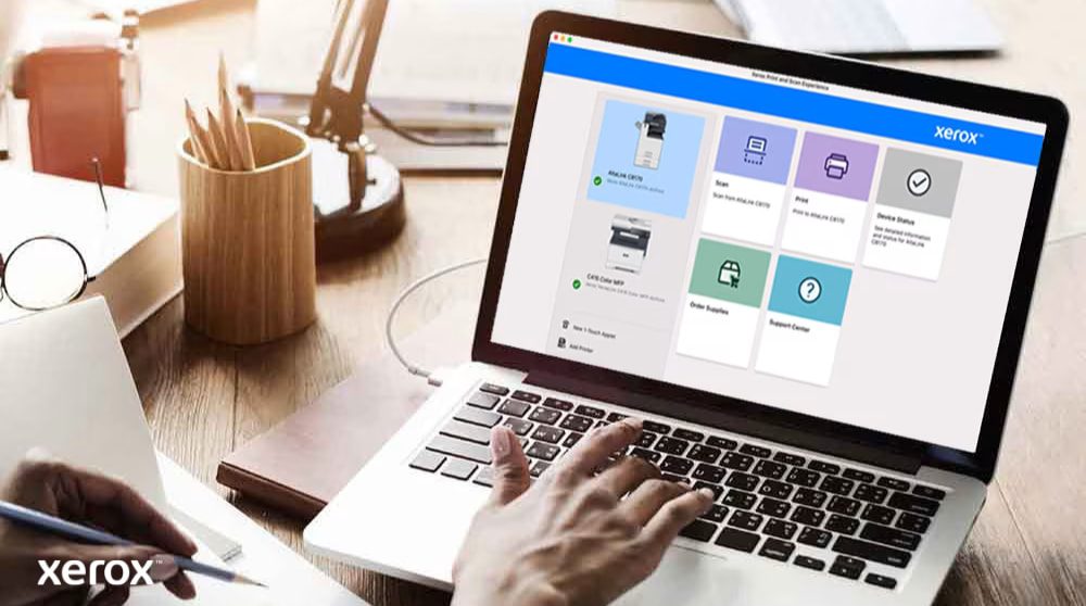 Esperienza di stampa e scansione Xerox®: controllo intuitivo Le mani di una persona sono sulla tastiera di un computer portatile e sullo schermo viene visualizzata l'interfaccia Xerox Print and Scan Experience con opzioni quali Scansione, Stampa, Stato del dispositivo, Ordina materiali di consumo e Centro assistenza, a dimostrazione di un controllo intuitivo.