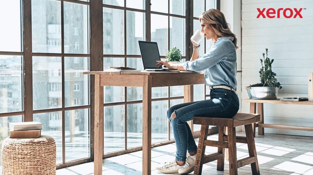 Una donna alla scrivania, che utilizza un computer portatile, dimostra concentrazione e produttività. Una donna alla scrivania, che utilizza un computer portatile, dimostra concentrazione e produttività.