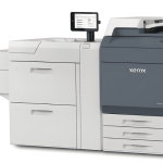 Pressa di produzione Xerox® Proficio™ PX300 Pressa di produzione Xerox® Proficio™ PX300 vista laterale e schermo