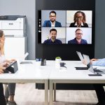 Stampante Xerox® B410 sul posto di lavoro Persone in una sala riunioni davanti alla atampante Xerox® B410