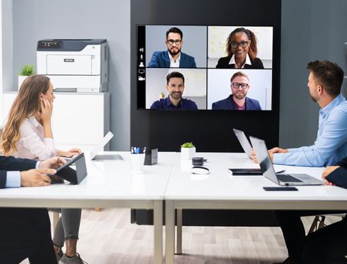 Persone in una sala riunioni davanti alla atampante Xerox® B410