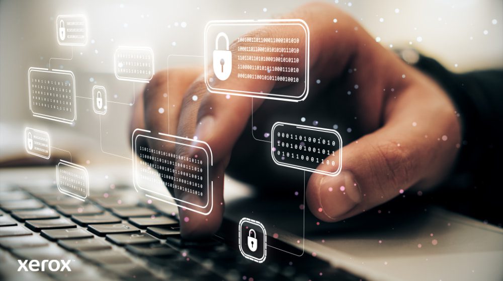 Xerox® ConnectKey®: funzionalità di sicurezza avanzate La mano di una persona sta digitando sulla tastiera di un computer portatile, con un lucchetto digitale luminoso e icone di codice binario sovrapposte all'immagine, a simboleggiare una solida sicurezza informatica e protezione dei dati.