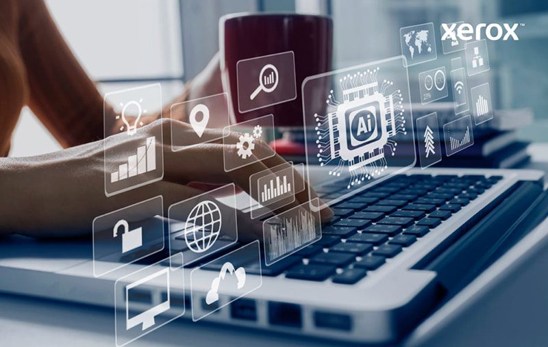 Mani che digitano su un laptop con icone digitali che simboleggiano l'intelligenza artificiale e l'analisi dei dati sovrapposte. Mani che digitano su un laptop con icone digitali che simboleggiano l'intelligenza artificiale e l'analisi dei dati sovrapposte.