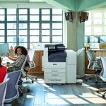 Xerox® VersaLink® B7100 Serie, stampante monocromatica sul posto di lavoro Squadra al lavoro in uno spazio aperto con la stampante monocromatica Xerox® VersaLink® B7100 Serie