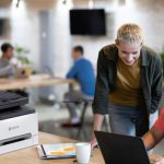 Stampante multifunzione Xerox® C255a in un ambiente di lavoro