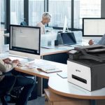 Stampante multifunzione Xerox® C305ae in un ambiente di lavoro