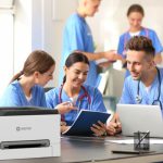 Stampante da ufficio Xerox® C300 in un ambiente di lavoro